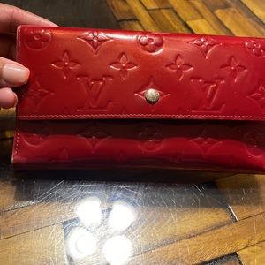 LV MONOGRAM VERNIS AMARANTE SARAH WALLET